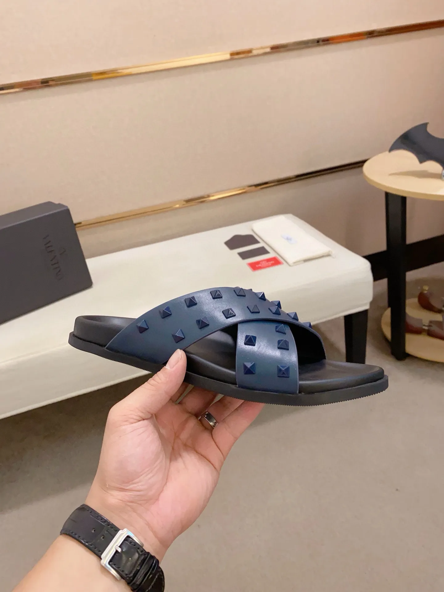 Men's shoes💰: 440💰[Valentino] New men's boutique slippers, counter quality, classic plaid, the actual workmanship is quite complex🔰The uppers are made of imported fabrics➕🐑Sheepskin lining, which tests the craftsman's craftsmanship➕original PU outsole. Size: 38-44 (45 can be customized, non-refundable)